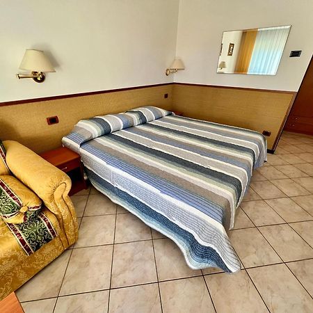 Hotel Ca' Bianca Da Paolino Мізано-Адріатіко Екстер'єр фото